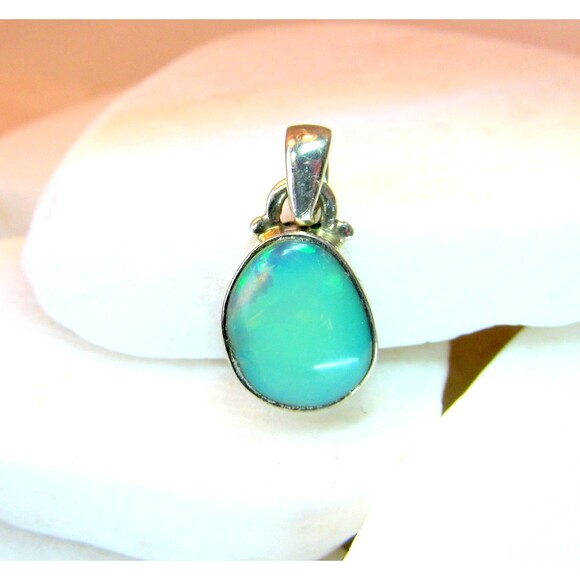 Flashy Ethiopian Opal Pendant 925 Sterling Silver Small 20mm October Birthstone - Picture 1 of 9